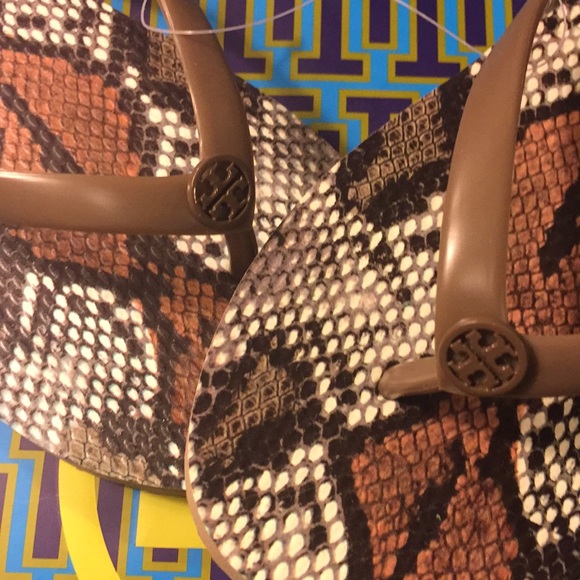 TORY BURCH - PRINTED FLIP-FLOP (NWT) - Picture 6 of 11